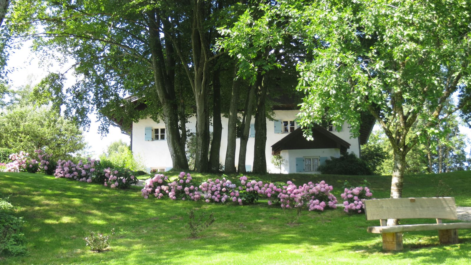 CGC Außenansicht mit Blumen