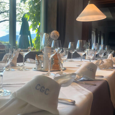 Nahaufnahme eines gedeckten Tisches im CGC-Prien - Serviette mit CGC-Stickung