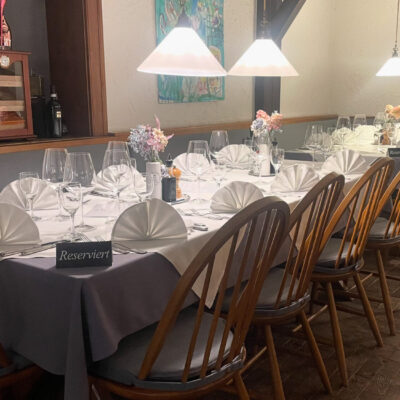 Gedeckte lange Tafel im CGC-Prien mit Reserviert-Schild