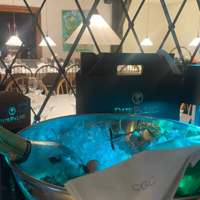 Sektkühler mit Eis und Flaschen